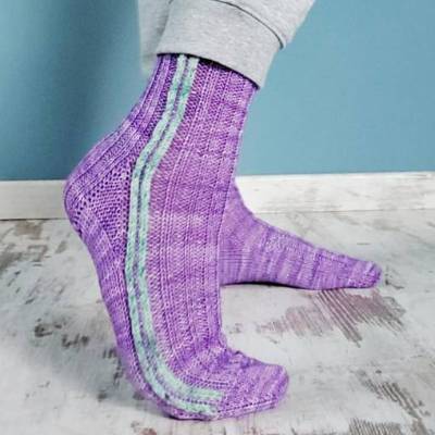 Strickanleitung "Lines" Stylische Socken mit Seitenstreifen – bequem wie deine Lieblingsjogginghose!