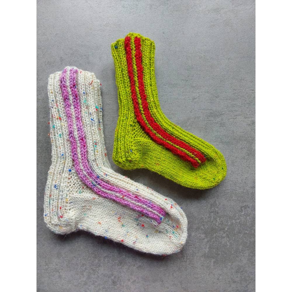 Strickanleitung "Lines" Stylische Socken mit Seitenstreifen – bequem wie deine Lieblingsjogginghose! Bild 2
