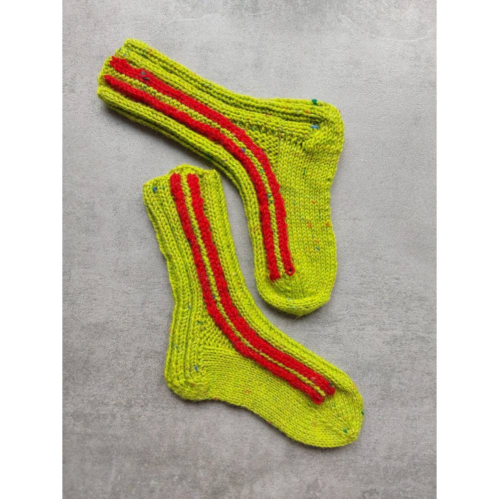 Strickanleitung "Lines" Stylische Socken mit Seitenstreifen – bequem wie deine Lieblingsjogginghose! Bild 4