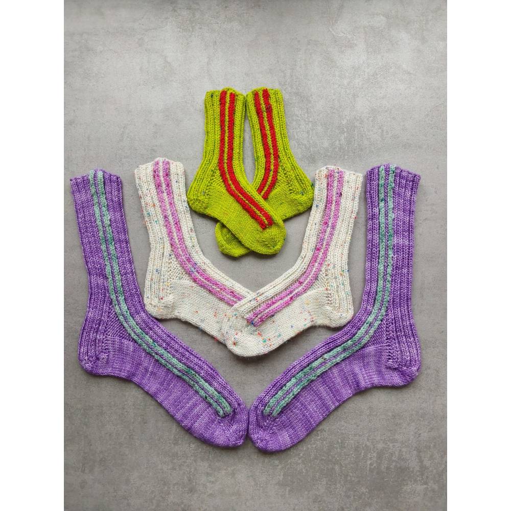 Strickanleitung "Lines" Stylische Socken mit Seitenstreifen – bequem wie deine Lieblingsjogginghose! Bild 5