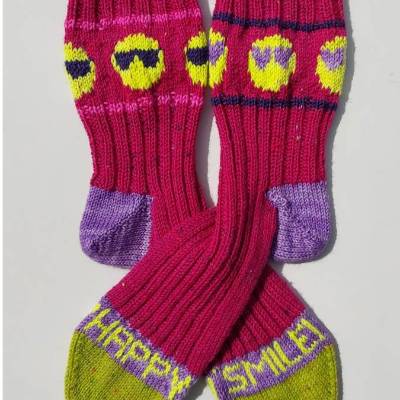 Emoji Socken stricken – Strickanleitung für fröhliche Colorwork-Socken