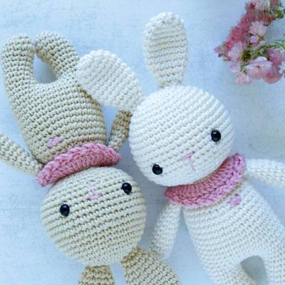Handgehäkeltes Häschen Amigurumi – Kuscheltier aus merzerisierter Baumwolle – Baby Geschenk zur Geburt