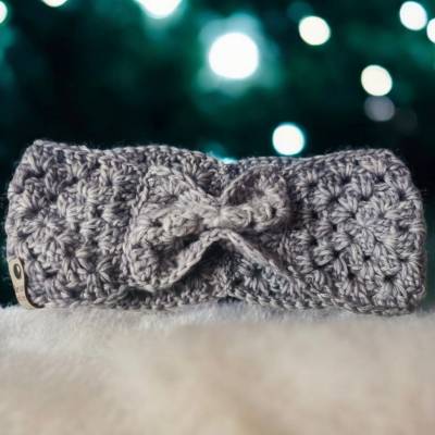 Handgefertigtes Stirnband gehäkelt – Flieder, warm & stylisch, Unikat