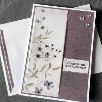 Stilvolle Trauerkarte mit Blumenmuster – Beileidskarte & Kondolenzkarte
