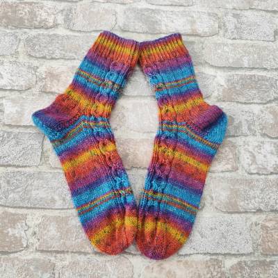 Handgestrickte Socken 36/37 – Unikat in leuchtenden Farben & Zopfmuster