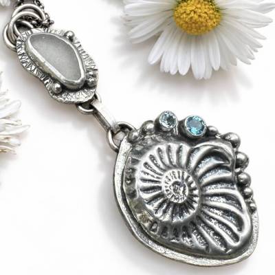 Seeglas Halskette, Meerglas, Swiss Blue Topas, Sky Blue Topas, Ammonit Fossil Anhänger, Sommer, Geschenk, Charm