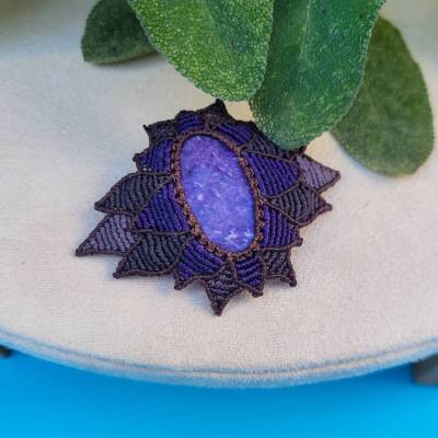 Brosche "Lotus" aus Charoit und Makramee in Violett – Handgefertigter Blickfang