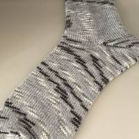 Handgestrickte Socken Gr. 42/43 grau/schwarz/weiß – warme Wollsocken