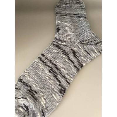 Handgestrickte Socken Gr. 42/43 grau/schwarz/weiß – warme Wollsocken