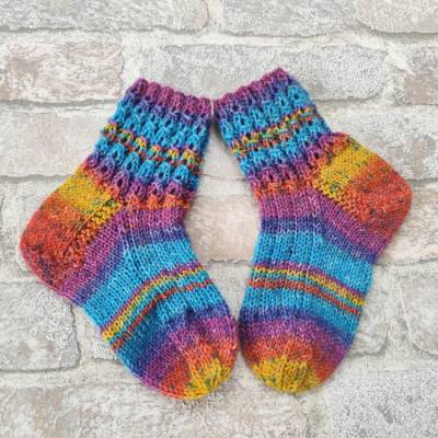 Bunte Kindersocken geringelt handgestrickt Größe 22/23 für Mädchen