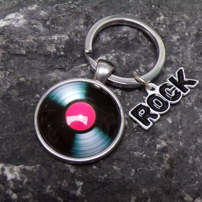 Schlüsselanhänger Vinyl LP Cabochon Rund mit Rock Schriftzug – Musik Geschenk