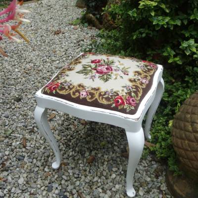 Vintage Hocker Gobelin Sitzhocker Holzhocker Rosen Shabby Weiß Brocante Polsterhocker Stickerei Handarbeit Landhaus Cott