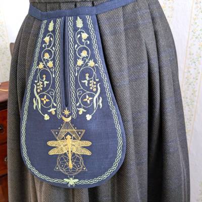 Magische nachtblaue Bauchtasche aus Leinen zum Umbinden mit Stickerei 