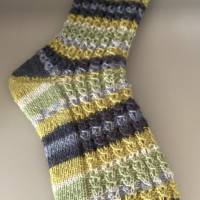 Handgestrickte Socken Gr. 38/39 – Bunte Wollsocken mit Muster & Bumerangferse