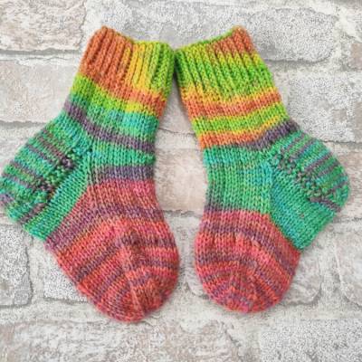 Warme handgestrickte Babysöckchen Größe 18/19 – Bunte Ringel aus hochwertiger Schurwolle