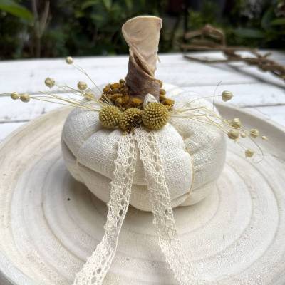 Stoffkürbis Leinen cremebeige – Handgemachte Herbstdeko mit Trockenblumen & Häkelspitze