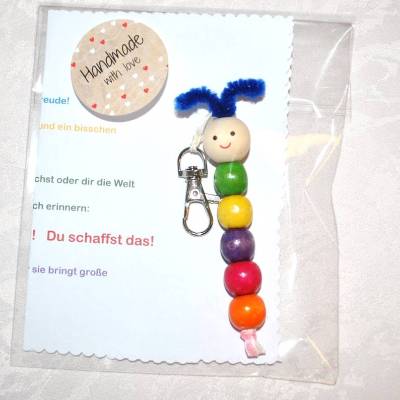 Mutmachraupe Schlüsselanhänger – Taschenbaumler & Schulranzenanhänger für Mut & Zuversicht