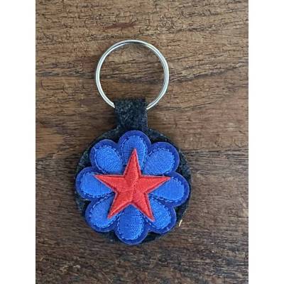 Schlüssel-/Taschenanhänger mit Blumen-/Stern Applikation, Blau rot
