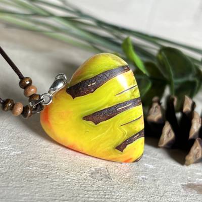 Herz-Anhänger Pinienzapfen & fluoreszierendes Harz – Gelb-Orange-Weiß – Verstellbares Lederband – Unikatschmuck