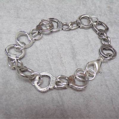 Versilbertes Handschellenarmband – Gothic Punk Schmuck mit Karabinerhaken, 18,5 cm