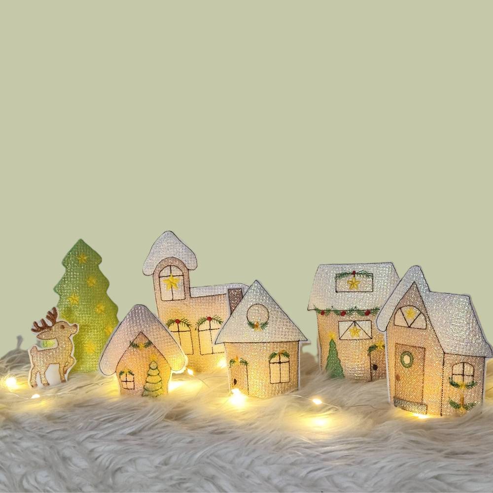 Stickdatei Winterdorf Weihnachten Lichthaus – Häuser, Tanne, Kirche & Rentier In the Hoop Set 2584 Bild 1