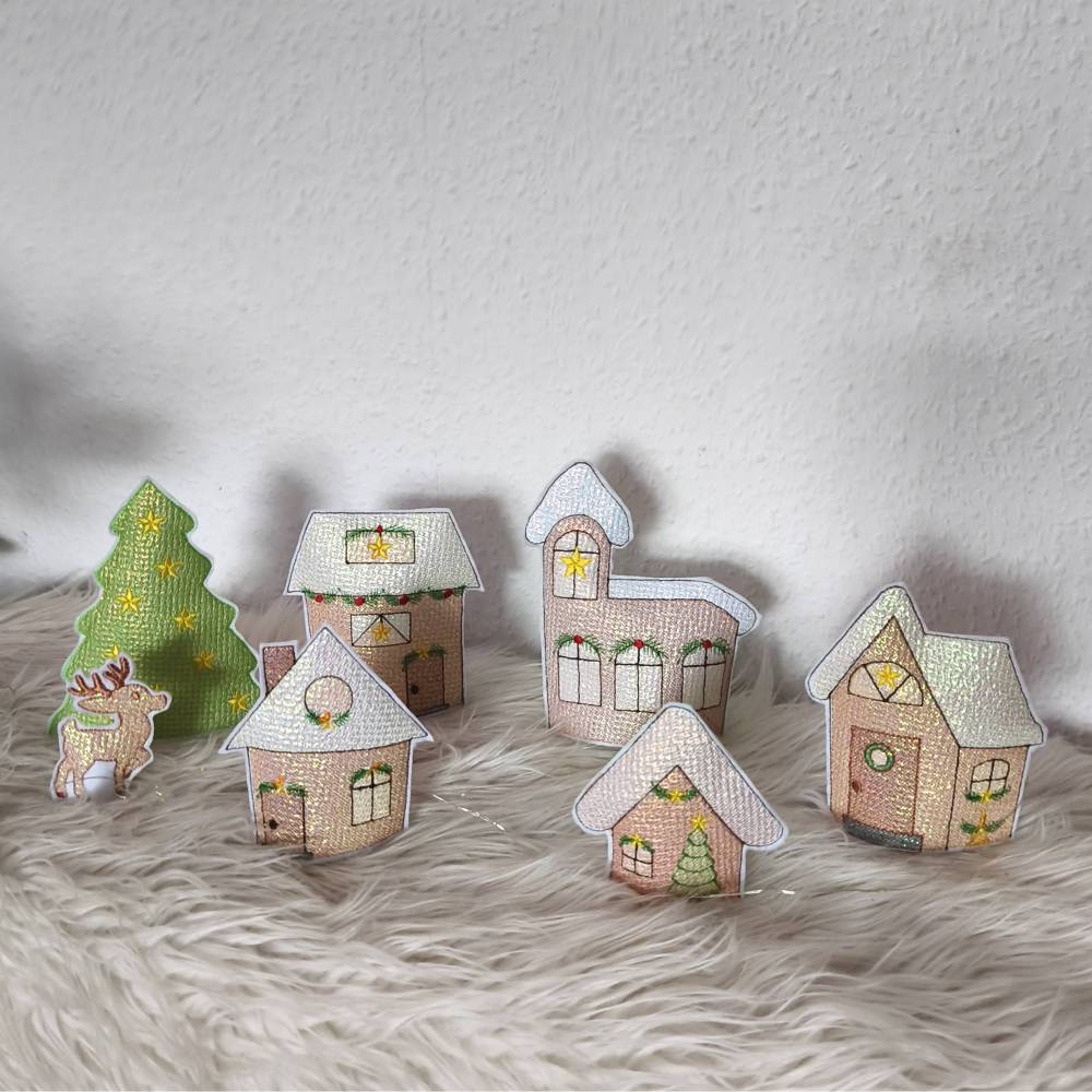 Stickdatei Winterdorf Weihnachten Lichthaus – Häuser, Tanne, Kirche & Rentier In the Hoop Set 2584 Bild 2