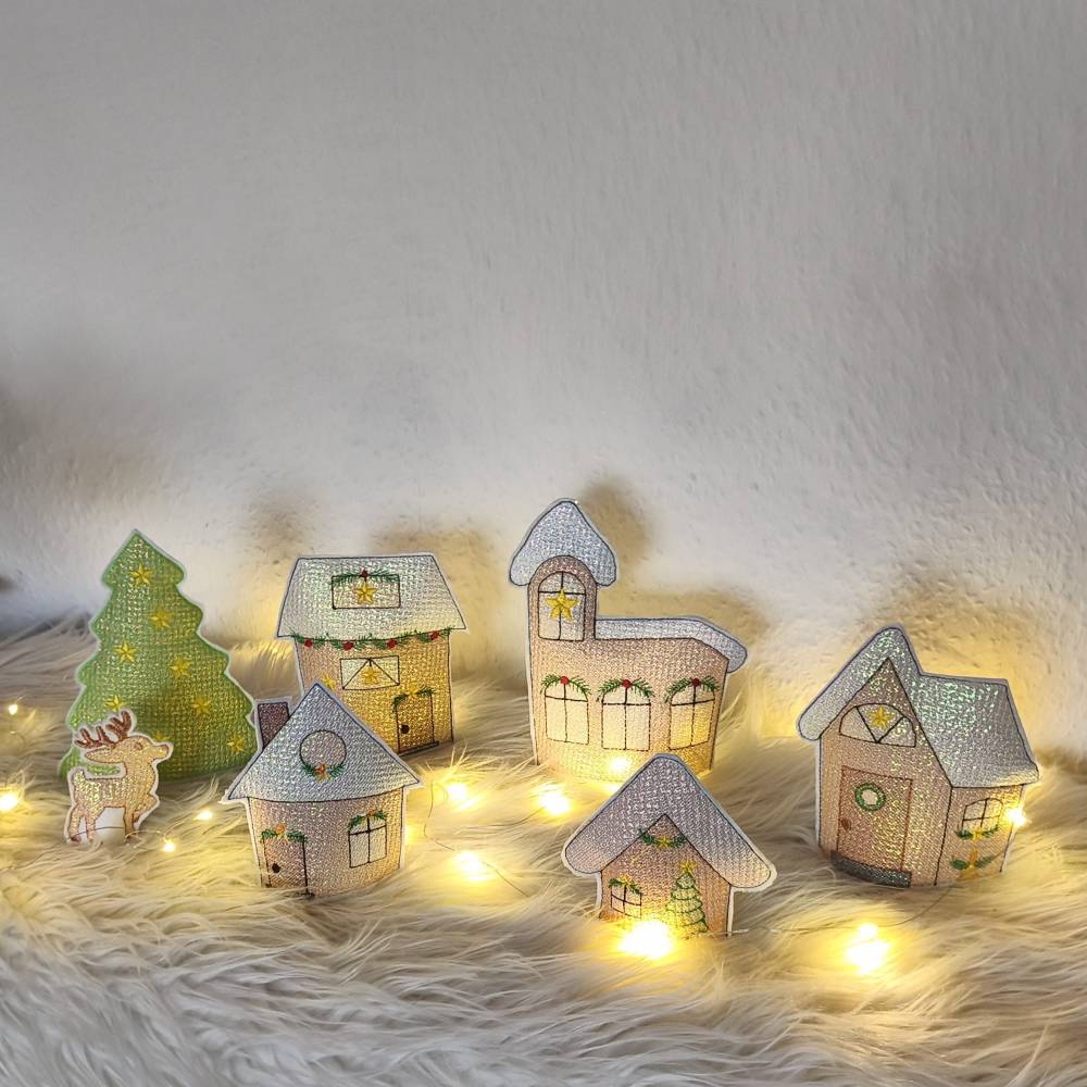 Stickdatei Winterdorf Weihnachten Lichthaus – Häuser, Tanne, Kirche & Rentier In the Hoop Set 2584 Bild 3