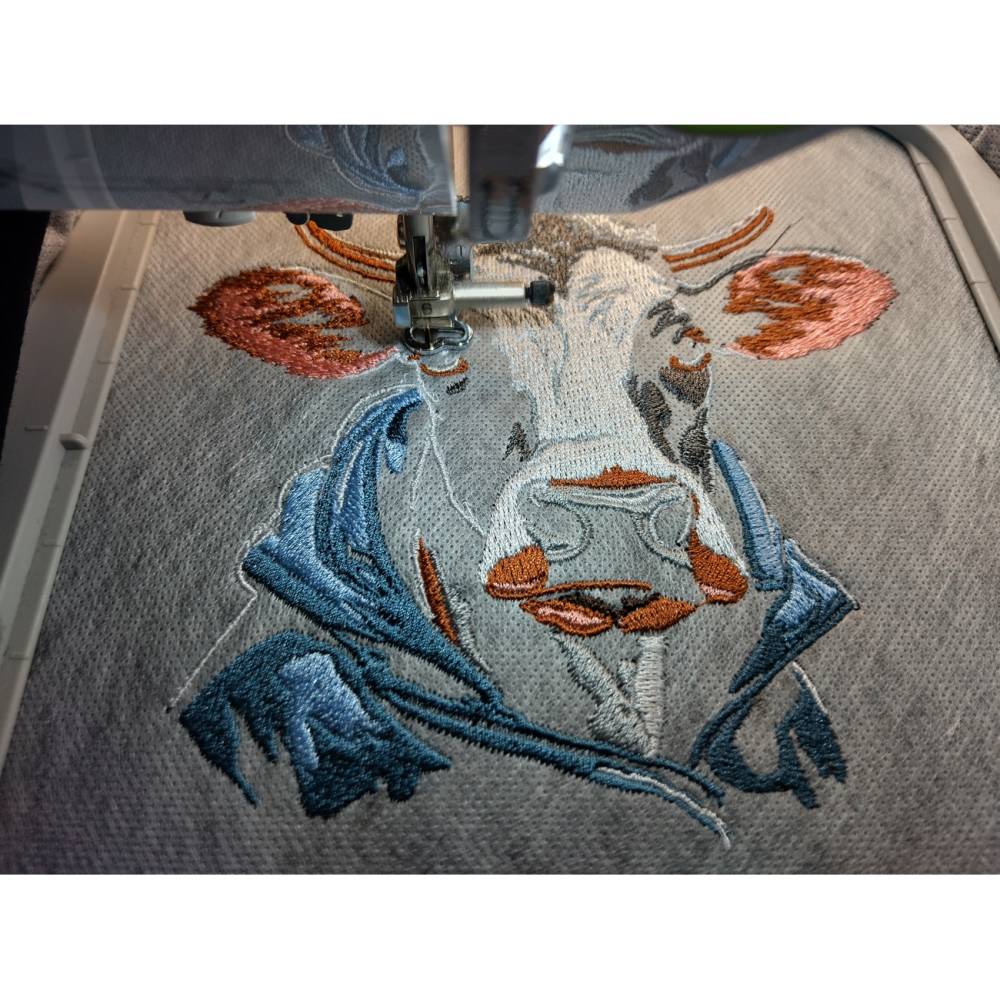 Kuh cool Lichteffekt Stickdatei 15x15cm bzw. 14x14cm– Lustiges Kuhmotiv im Hoodie für dunkle Stoffe Bild 2