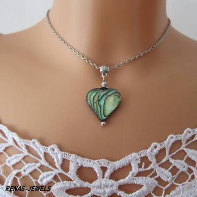 Perlmuttkette mit Abalone Paua Muschel Herz Anhänger in Regenbogen Farben – 47 cm Kette