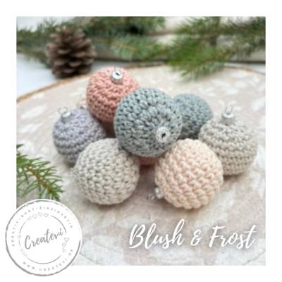 Handgemachte gehäkelte Weihnachtskugeln 10er-Set – nachhaltige Baumwoll-Christbaumkugeln Rosa Grau Patina Creme