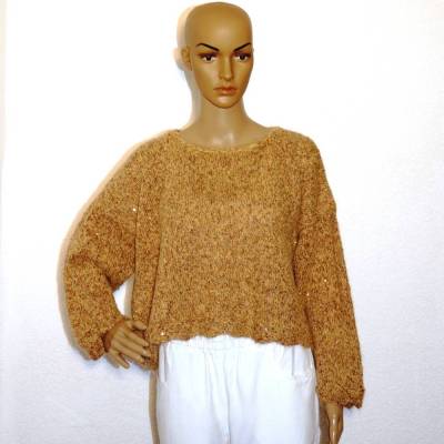 Modischer handgestrickter Damenpullover in Apricot für festliche Anlässe.