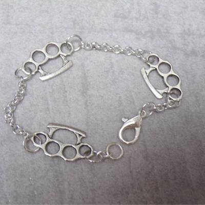 Kleine Schlagringe Armband versilbert – Gothic Punk Schmuck, personalisierbar & längenverstellbar