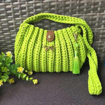 Gehäkelte Handtasche/Umhängetasche in Kiwigrün – Handarbeit mit Kunstleder-Verschluss
