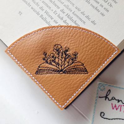 Gesticktes Lesezeichen aus braunem Kunstleder mit Buch und Blumen – Handgemacht, vegan