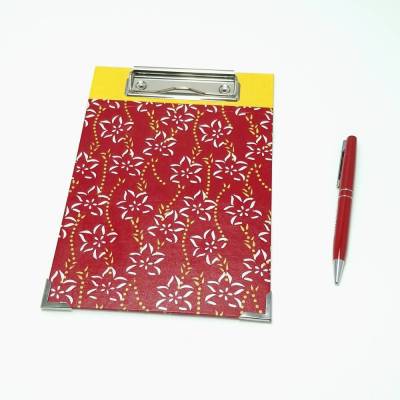 Klemmbrett DIN A5 rot mit Sternenblumen – Handgefertigte Schreibunterlage 16,0 x 23,0 cm