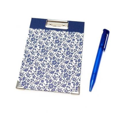 Klemmbrett DIN A6 mit blauen Blumen – Schreibunterlage 12,0 x 17,0 cm – Handgefertigt