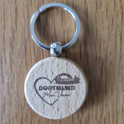 Herz-Schlüsselanhänger aus Holz mit Lasergravur – Fußballstadion personalisierbar