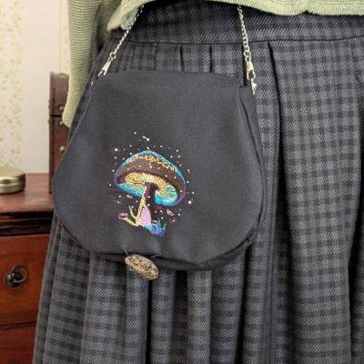 Nachtblaue Gürteltasche aus Wolle mit magischer Pilz-Stickerei – ohne Gürtel tragbar