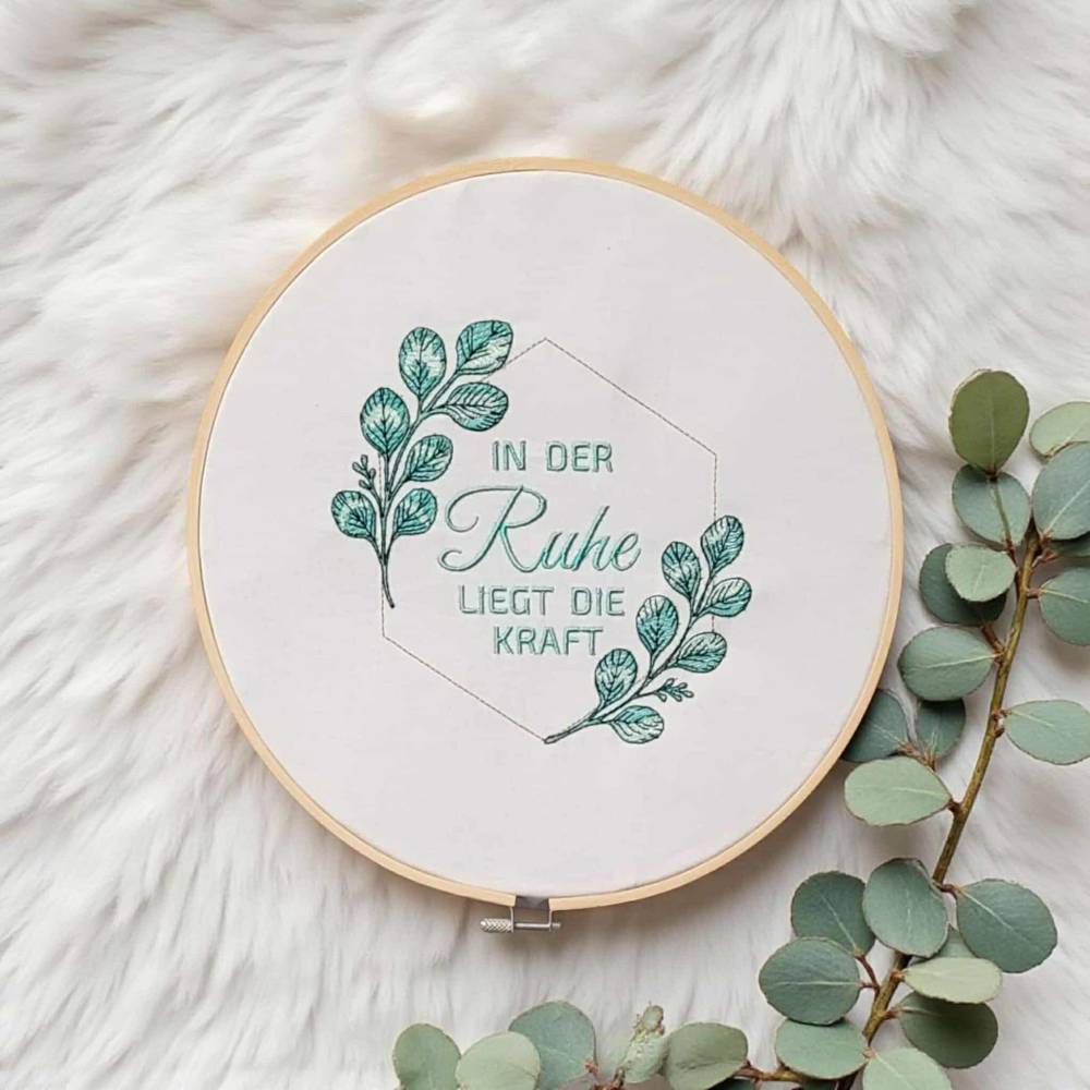 Stickdateien Spruch Ruhe mit Rahmen ab 10x10 – 4 Motive, Shabby Design, Eukalyptus, Download Bild 1