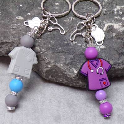 Personalisierbarer Schlüsselanhänger Kasack für Pflege, Krankenschwester & Stethoskop