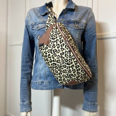 Handmade Crossbag  / Crossbody-Bag im stylischen Leo-Look "Frech & Wild" - dein neuer Lieblingsbegleiter