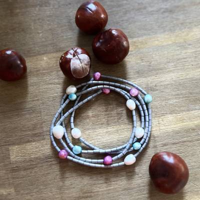 Lange Kette mit Hämatinröhrchen & Süsswasserperlen – Schlichter Schmuck für Herbst & Sommer