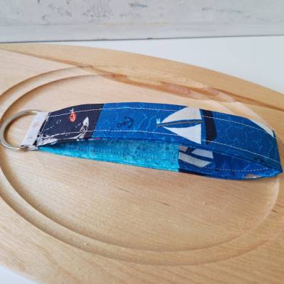 Kurzes Schlüsselband Patchwork Low Waste – Unikat aus Stoffresten, 3 cm breit, 16 cm Stofflänge
Maritim