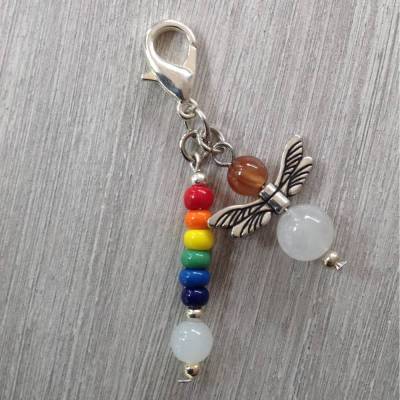 Farbenfroher Anhänger mit Engelchen, Regenbogen & weißen Achatperlen – Geschenkidee