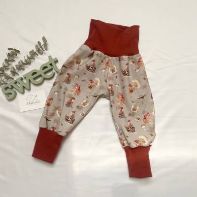 Pumphose Größe 62-68 – Mitwachshose Zwerg im Wald beige – Handmade Babyhose