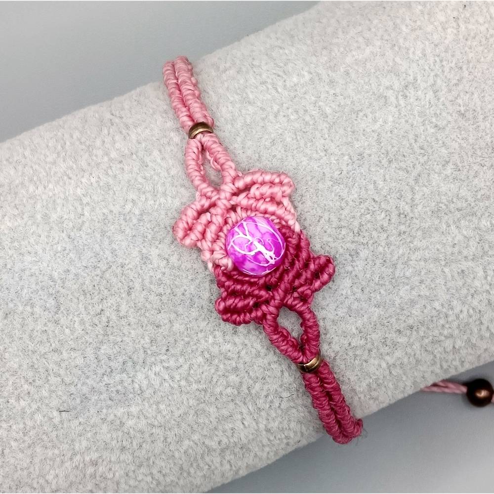 zierliches Makramee Armband in den Farben beere und rosa mit einer marmorierten Acrylperle Bild 1