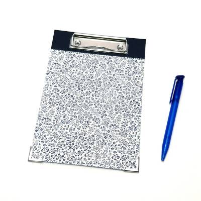 Klemmbrett DIN A5 blaue Streublumen – Handgefertigte Schreibunterlage 16,0 x 23,0 cm