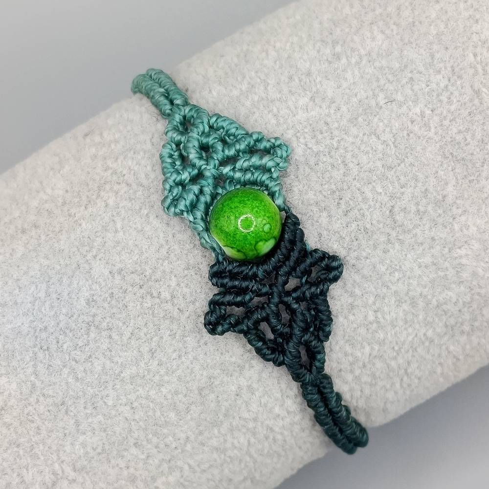 zierliches Makramee Armband in den Farben petrol und türkis mit einer marmorierten Acrylperle Bild 1