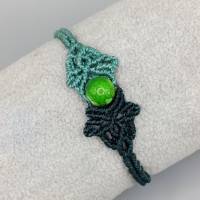 zierliches Makramee Armband in den Farben petrol und türkis mit einer marmorierten Acrylperle