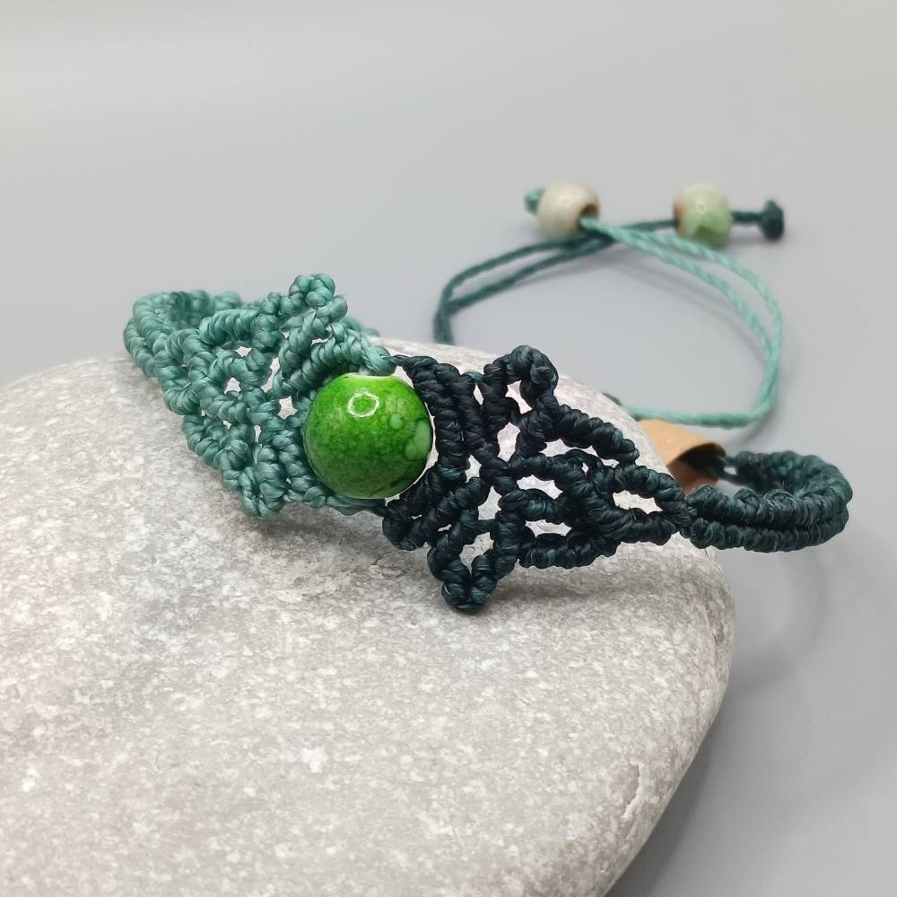 zierliches Makramee Armband in den Farben petrol und türkis mit einer marmorierten Acrylperle Bild 2